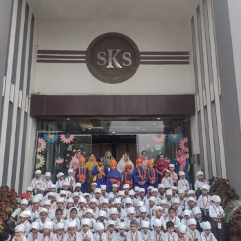 🌸 Happy Guru Nanak Jayanti! 🌸On this sacred day, SKS International Gurukul extends heartfelt w